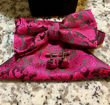 Load image into Gallery viewer, Jacquard Silken Bowtie Set w/ Pocket Square and Cufflinks
